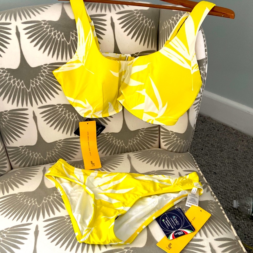Lole tropic thunder. Bikini 2 piece hipster bottom w supportive top D cup. Sz L.